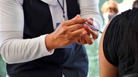Sujeto intentó vacunarse contra covid-19 con un brazo falso