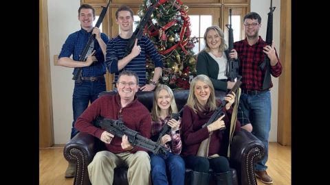Político publica foto de su familia con armas; piden a Santa municiones