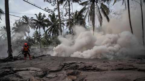 Continúa búsqueda de sobrevivientes, tras erupción de volcán Semeru en Indonesia