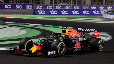 Checo Pérez sufrió choque y quedó fuera del Gran Premio de Arabia Saudita