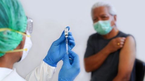 Inicia aplicación de refuerzo de vacuna para adultos mayores en Tijuana
