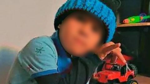 Matan a golpes a niño de 5 años: detienen a la madre y a su pareja