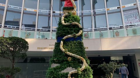 Instalan en Senado árbol de Navidad decorado con Quetzalcóatl y penachos