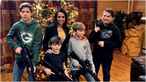 Otra congresista de EU publica foto de sus hijos armados con rifles