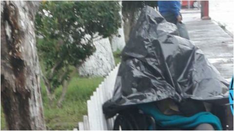 Piden ayuda para persona en situación de calle; está mojándose por la lluvia