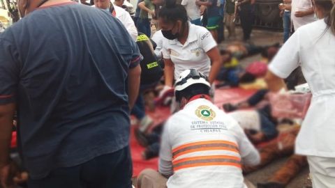Mueren 49 migrantes tras volcadura de tráiler en Chiapas