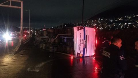 Por lluvias, vuelca camión con 50 pasajeros