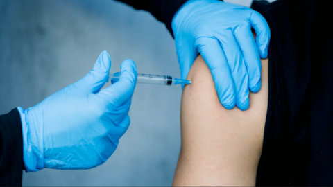 El lunes comienza refuerzo de vacunación Covid-19 para maestros en B.C.