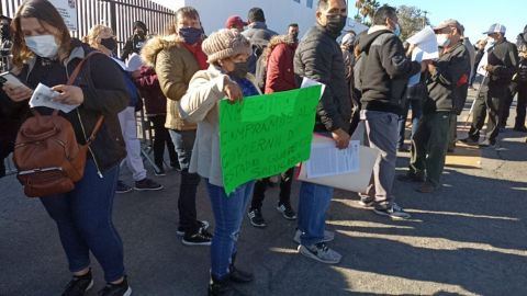 Manifestantes esperan a AMLO