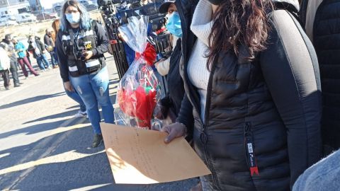 Manifestantes esperan a AMLO con regalos y peticiones