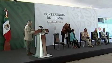 VIDEO: AMLO promueve abrazo entre Marina del Pilar y Monserrat Caballero