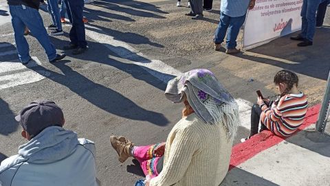Familias salieron desde temprano para manifestarse ante López Obrador