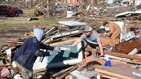Será un milagro si rescatamos a alguien más: van 94 muertos tras los tornados