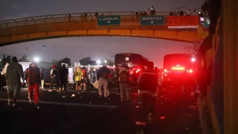 Chocan migrantes y policías, tras impedirles el paso