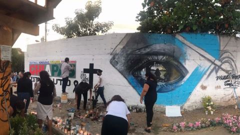 Realizan mural en memoria de los 55 migrantes fallecidos en accidente de tráiler