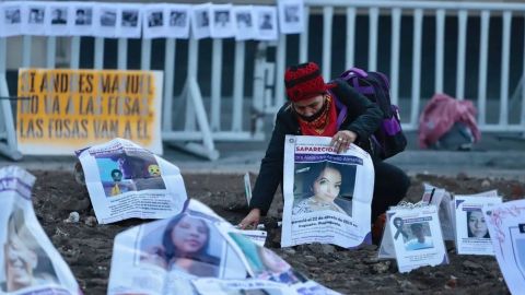 Instalan ''fosas'' frente a Palacio Nacional como protesta por desaparecidos