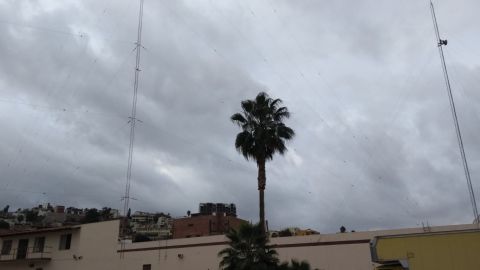 Apenas inicia la lluvia y se va la luz en Playas de Tijuana