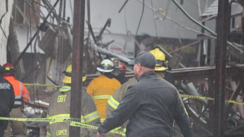 Confirma Bomberos un muerto por derrumbe de Centro comercial en Tijuana