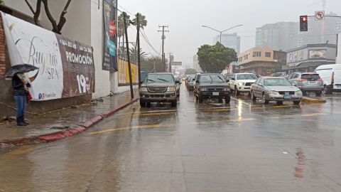 Fuertes lluvias generan tráfico vial en Tijuana