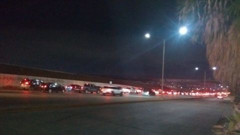 Video: Largas filas para cruzar a EEUU por Tijuana