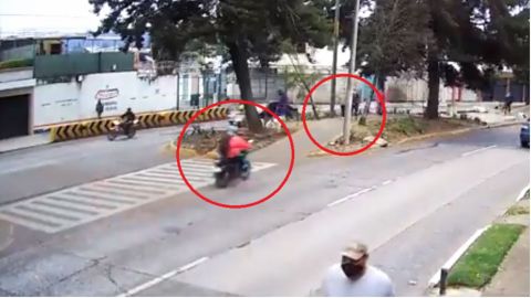 📹 VIDEO: Motociclista perdió la vida tras impactarse contra un poste