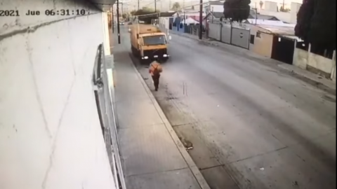 📹 VIDEO: Camión golpea a mujer que caminaba sobre la calle en Tijuana
