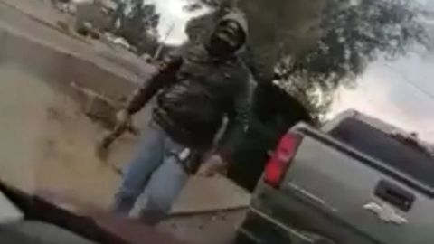 VIDEO: 'Me está apuntando con un arma': mujer es perseguida en calles de Sonora