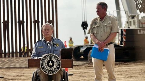 Gobernador de Texas inaugura tramo de su 'muro fronterizo'