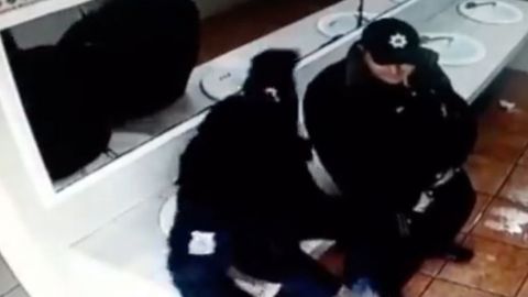 📹 VIDEO: Policías rompen lavabo al ponerse románticos en el baño