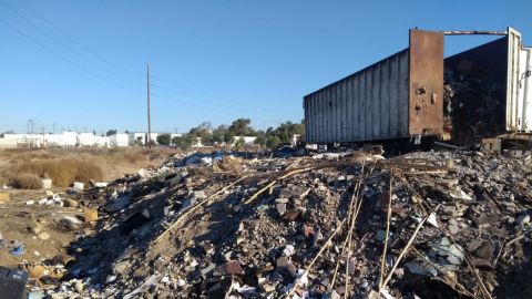 VIDEO: Cajas de basurero municipal crean tiradero clandestino, culpan a vecinos