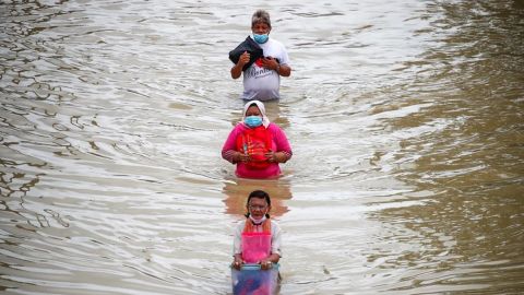 Al menos 7 muertos y más de 51 mil evacuados por raras inundaciones en Malasia