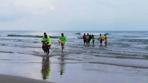 Comerciante ambulante salva de morir ahogado a adolescente en la playa