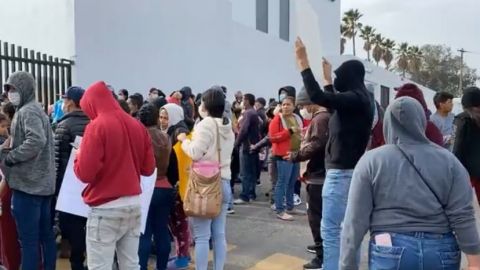 Protestan migrantes ante autoridades militares