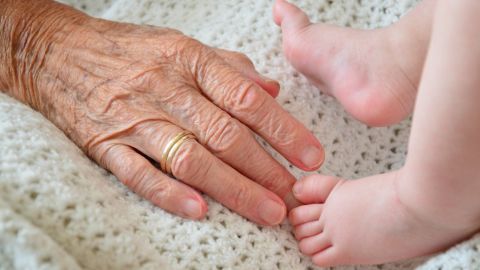 'Lo amo, pero no soy guardería: Abuela cobra por cuidar a su nieto
