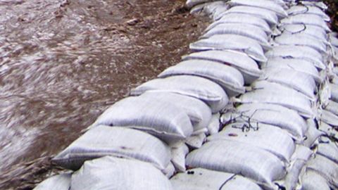 Entregan bolsas de arena para protegerse de las fuertes lluvias en San Diego