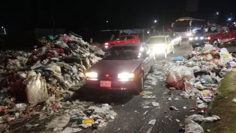 Empleados municipales inunden Toluca bajo la basura; exigen pagos