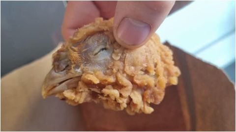 ¡GUÁCALA! 🤮 Mujer encontró la cabeza de un pollo en su orden de comida