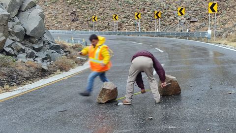 ⚠️ Retiran piedras en autopista La Rumorosa