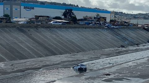 Cae vehículo en canalización de Tijuana