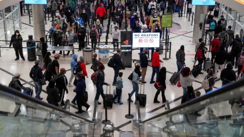 Ómicron en Navidad obliga cancelar miles de vuelos en todo el mundo