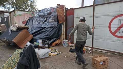 Un hombre fue desalojado y ahora vive en la calle en Tijuana