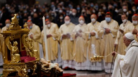 Vean más allá de las luces y recuerden a los pobres, dice el Papa en Nochebuena