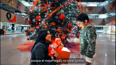 En Palacio Municipal y con su hijo, alcaldesa de Tijuana desea Feliz Navidad