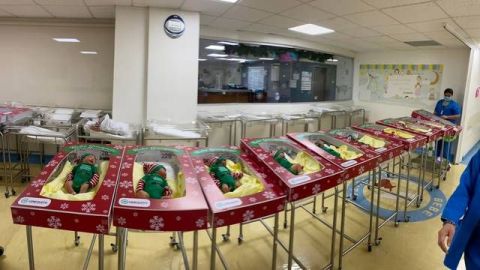 Hospital de Monterrey entrega a recién nacidos vestidos como elfos de Navidad