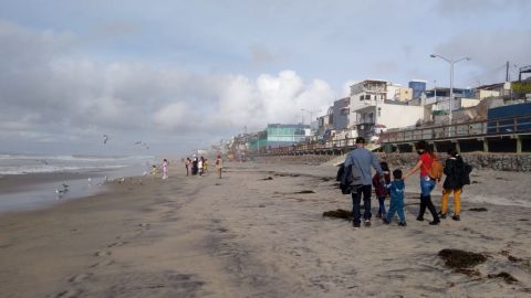 VIDEO: Familias pasan navidad en las playas de Tijuana