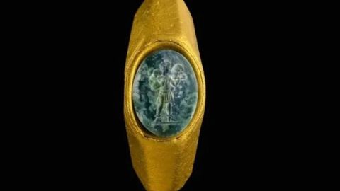 Rescatan del fondo del mar anillo del siglo III que tiene una imagen de Jesús