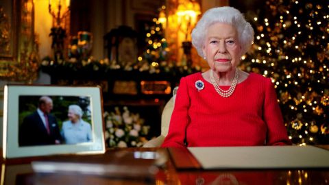 Reina Isabel recuerda a su esposo en mensaje navideño
