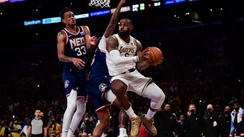 Nets derrota a los Lakers y arruina la noche histórica de LeBron James