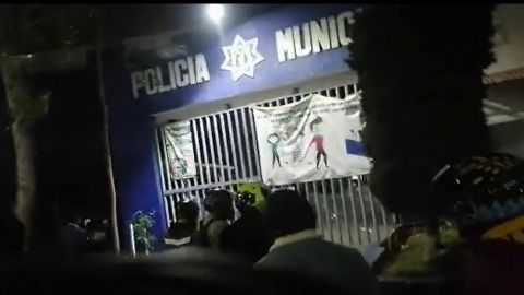 VIDEOS: Noche decisiva, más de 100 ''motonetos'' atacan estación de policía