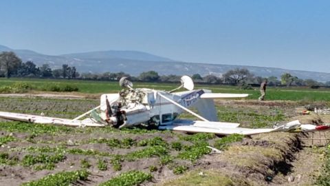 Se desploma avioneta en campos de cultivo; hay dos lesionados